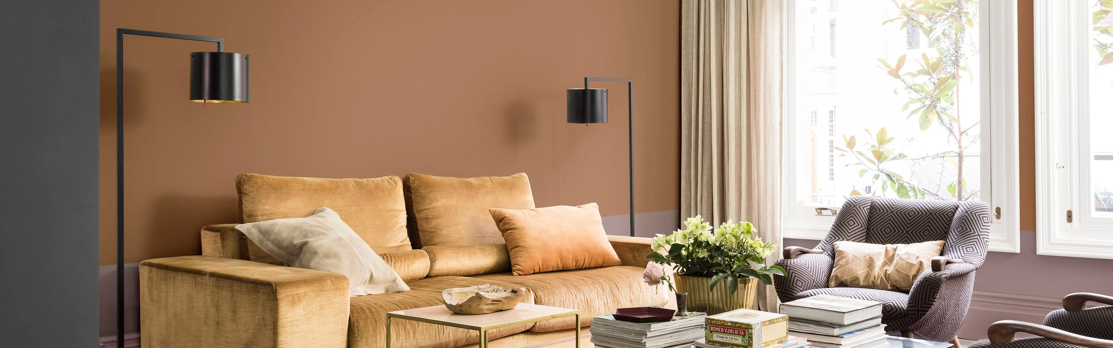 Stue i en av høstens trendfarger, brun.