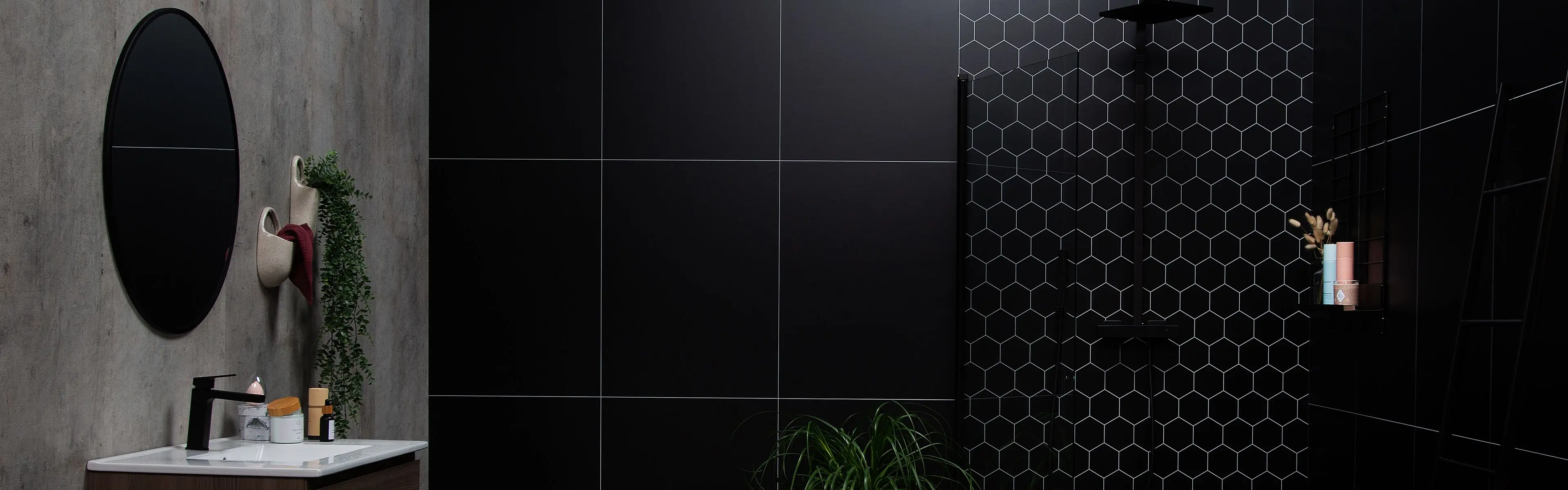 Fibo svarte veggplater på baderom. 