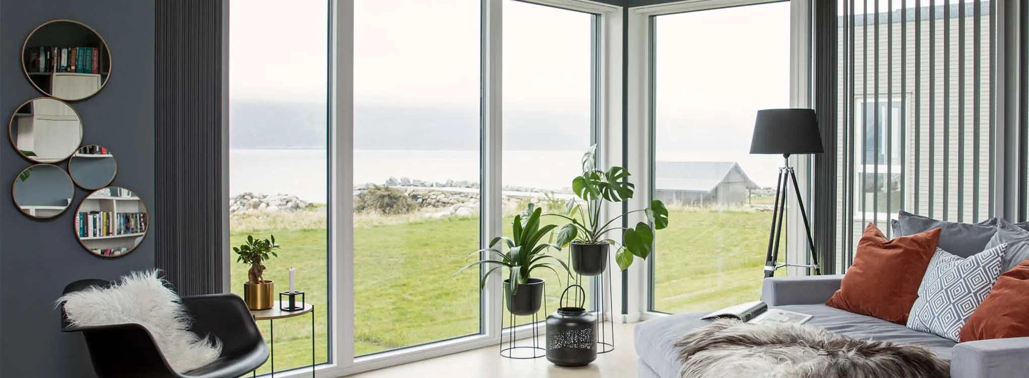 moderne stue med store vindusflater
