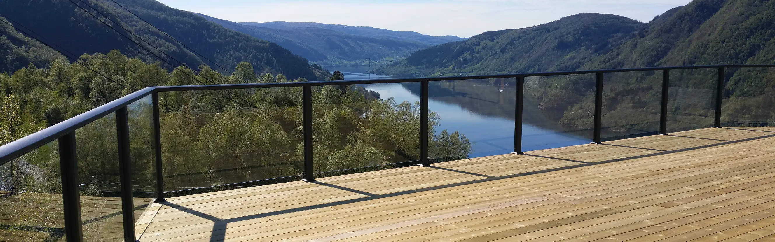 glassrekkverk på terrasse med utsikt over flott natur